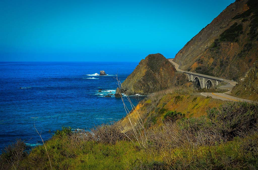 The Pacific Coast Highway has many sharp curves, steep ledges, and high cliffs that do not have guardrails.